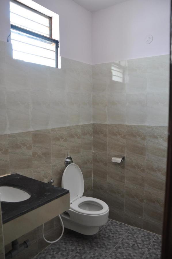 C M Hotel Dharmapuri Bagian luar foto
