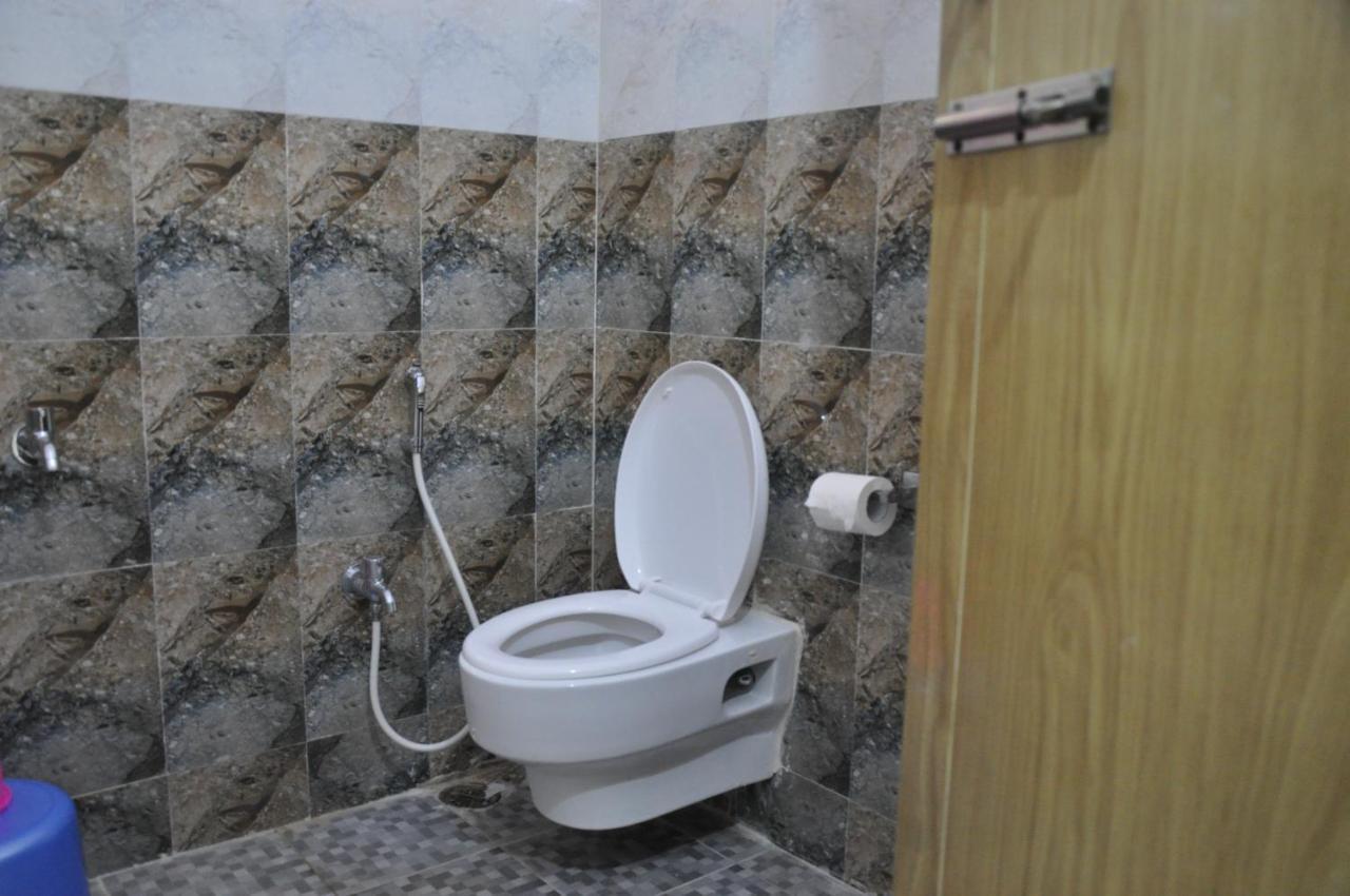 C M Hotel Dharmapuri Bagian luar foto