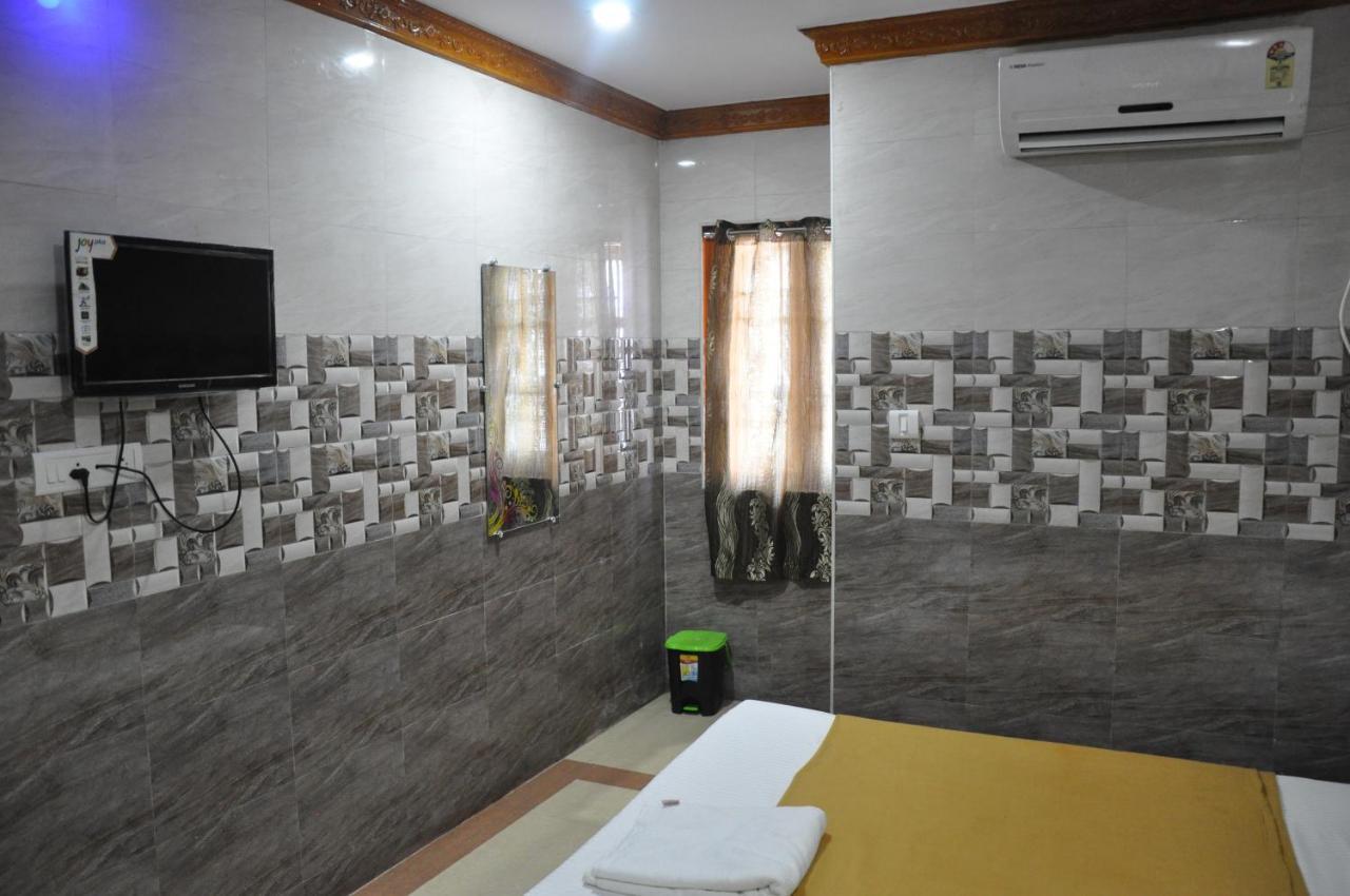 C M Hotel Dharmapuri Bagian luar foto
