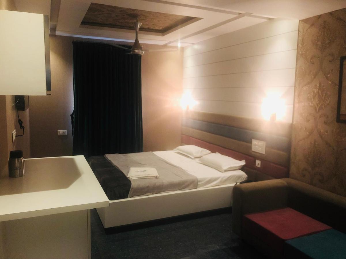 C M Hotel Dharmapuri Bagian luar foto