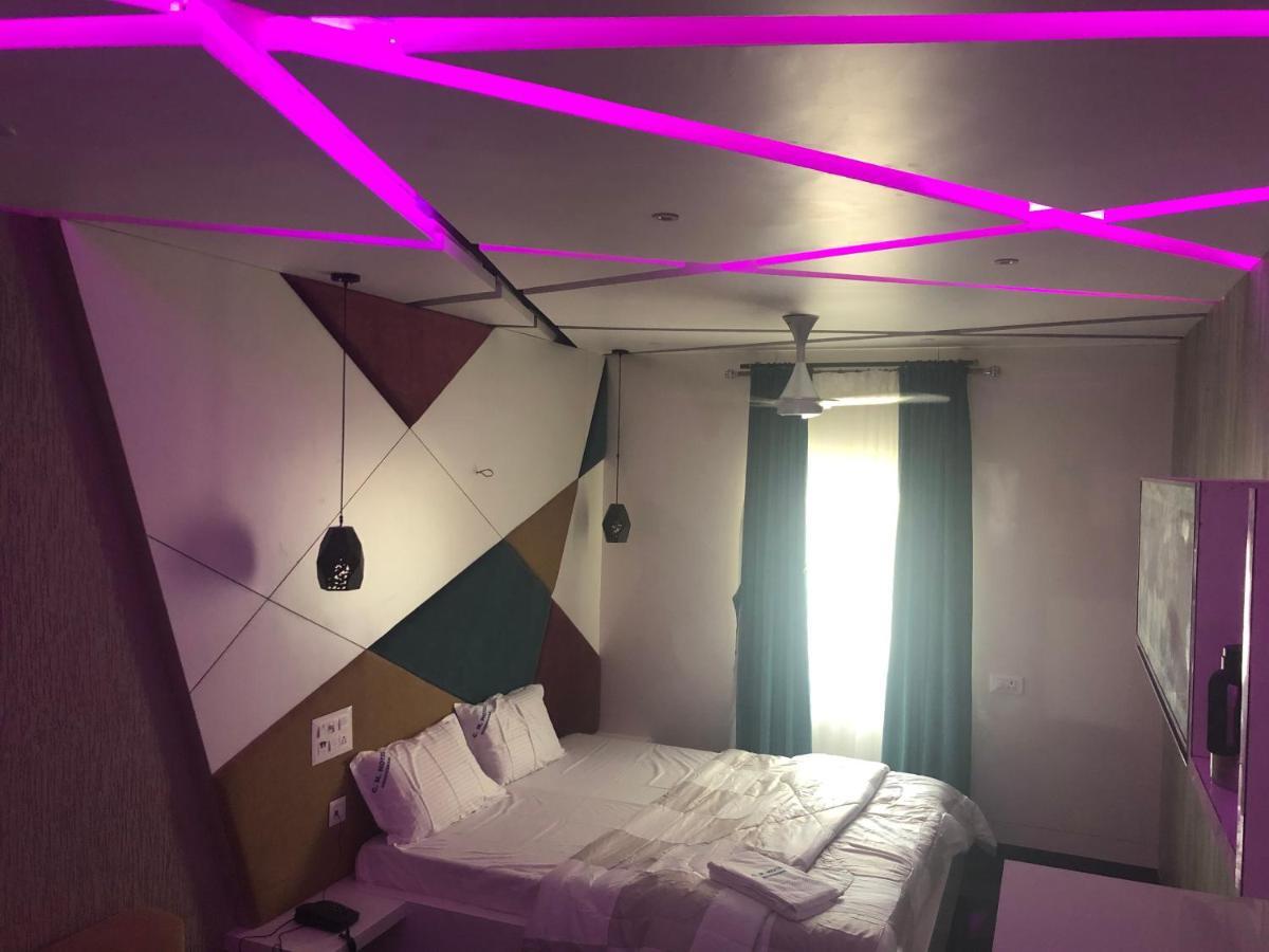 C M Hotel Dharmapuri Bagian luar foto