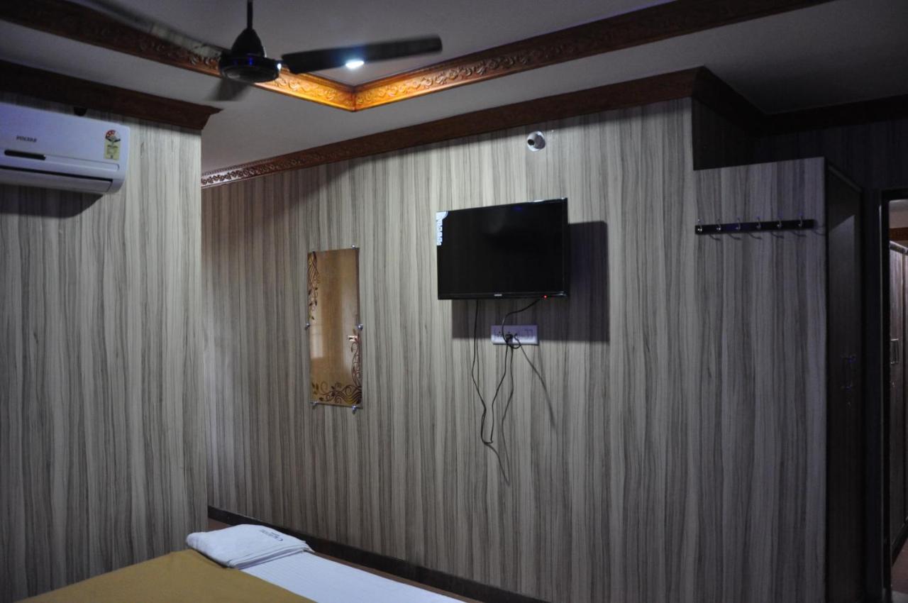 C M Hotel Dharmapuri Bagian luar foto