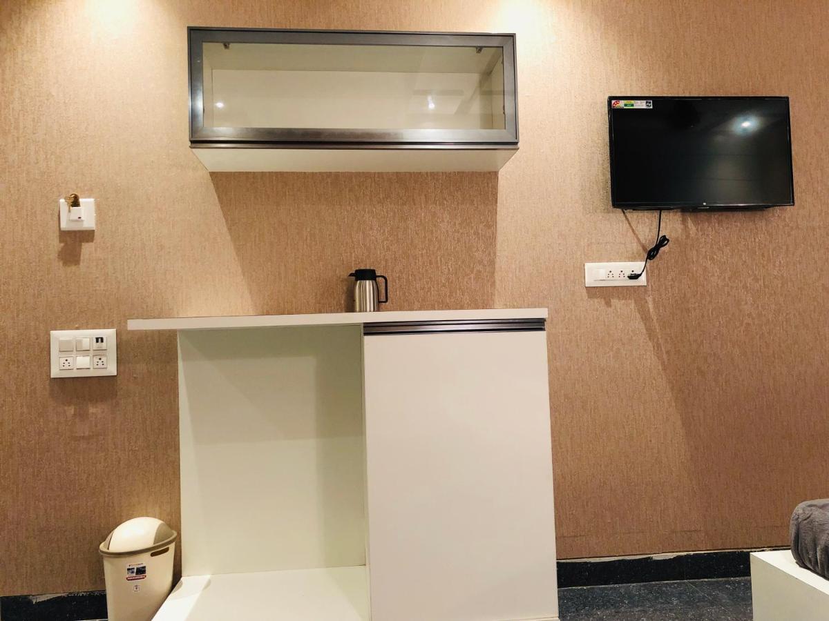 C M Hotel Dharmapuri Bagian luar foto